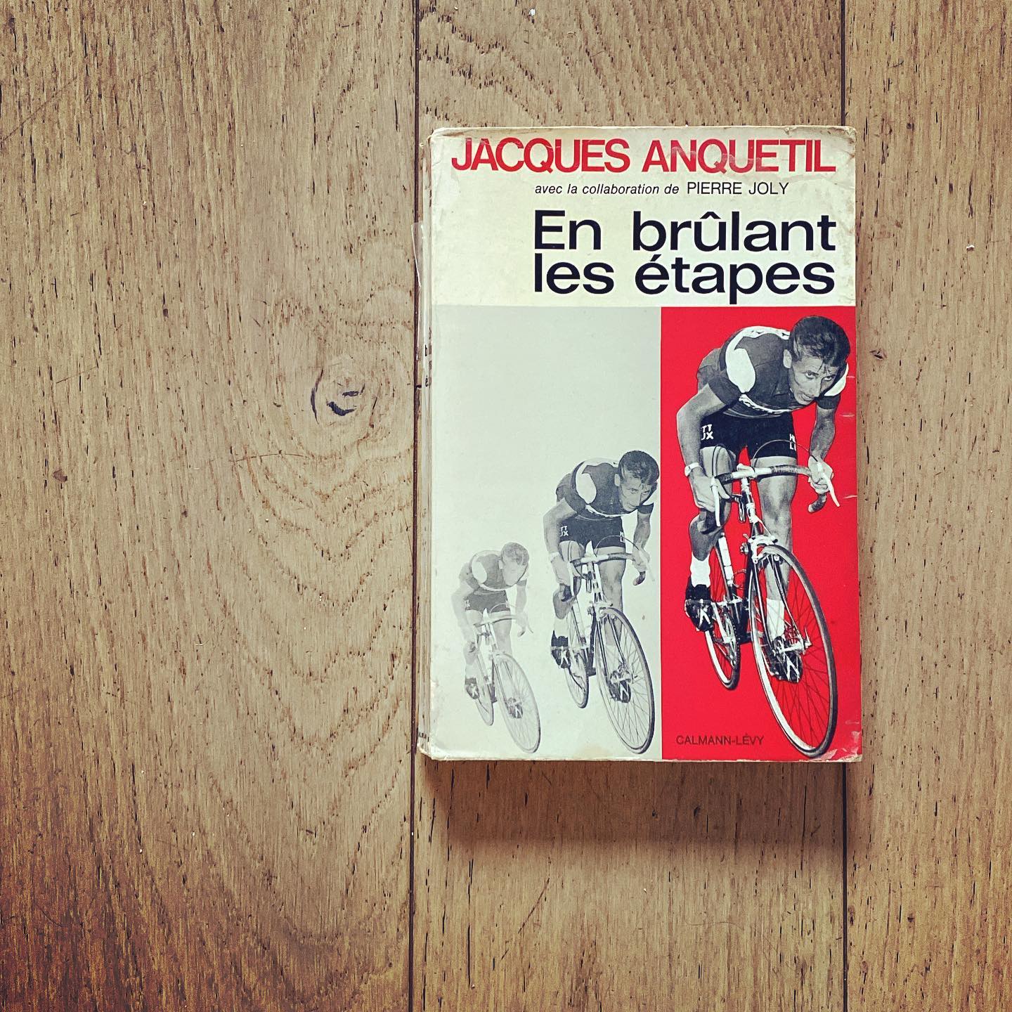 Un printemps de lectures cyclistes : En brûlant les étapes // Jacques Anquetil [avec la collaboration de Pierre Joly] // Éditions @calmann.levy // 1966

Merci @rochefortemmaus !

#jacquesanquetil #pierrejoly #calmannlevy  #gravillon #gravillonsite #cycling #velo #bicyclette #bicicleta #bicla #bici #bicicletta #bicycle #bike #cycle #fahrrad #自転車